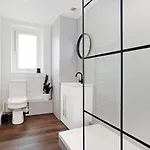 Joivy Contemporary Royal Mile With Balcony *