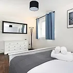 Apartmán Joivy Contemporary Royal Mile With Balcony *
