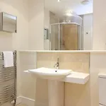 Joivy Spacious 2 Bed,2 Bath Flat, Free Parking And Rooftop Terrace דירה