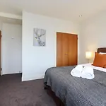 Joivy Spacious 2 Bed,2 Bath Flat, Free Parking And Rooftop Terrace אדינבורו