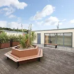 Joivy Spacious 2 Bed,2 Bath Flat, Free Parking And Rooftop Terrace *