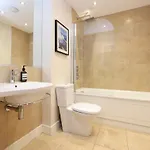 Joivy Spacious 2 Bed,2 Bath Flat, Free Parking And Rooftop Terrace דירה *
