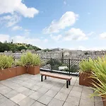 Joivy Spacious 2 Bed,2 Bath Flat, Free Parking And Rooftop Terrace דירה אדינבורו