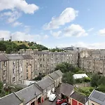 Joivy Spacious 2 Bed,2 Bath Flat, Free Parking And Rooftop Terrace דירה *