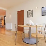 Joivy Spacious 2 Bed,2 Bath Flat, Free Parking And Rooftop Terrace דירה *