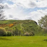 Royal Mile & Arthur's Seat Apt With Private Parking 公寓 *