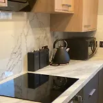 Appartement Lovely 3 Bed With Jacuzzi, Close To Airport, Driveway, Wifi