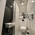 Lovely 3 Bed With Jacuzzi, Close To Airport, Driveway, Wifi Appartement