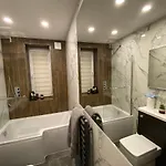 Lovely 3 Bed With Jacuzzi, Close To Airport, Driveway, Wifi * Edinburgh