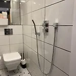 Lovely 3 Bed With Jacuzzi, Close To Airport, Driveway, Wifi