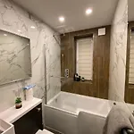 Appartement Lovely 3 Bed With Jacuzzi, Close To Airport, Driveway, Wifi Edinburgh