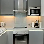 Appartamento Ultra Modern, West End Village, Refurbished Basement Appt *