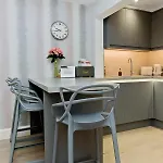 Ultra Modern, West End Village, Refurbished Basement Appt *