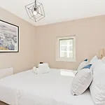 Newly Reno'd 2 Bed With Free Parking