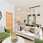 Apartment Newly Reno'd 2 Bed With Free Parking *