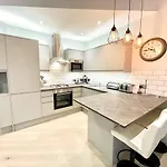 Gorgeous 2br & Bolt-hole *