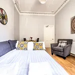 Modern Sleeps 6 شقة