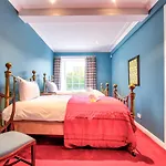 Beautiful Centre Georgian 4 Bed Townhouse With Private Garden *