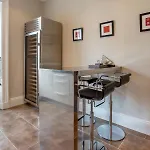 Exclusive 2 Bed, Free Private Parking, In West End Apartman