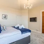 Exclusive 2 Bed, Free Private Parking, In West End Apartman