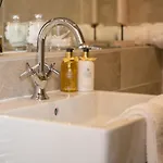 Exclusive 2 Bed, Free Private Parking, In West End Apartman *