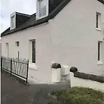 4 Bed Near Airport 度假居 *