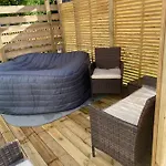 Lovely 3 Bed With Jacuzzi, Close To Airport, Driveway, Wifi