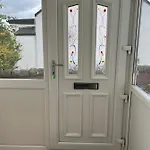 4 Bed Near Airport 度假居