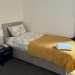 4 Bed Near Airport 度假居
