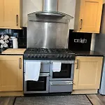 4 Bed Near Airport 爱丁堡