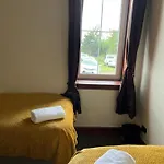 4 Bed Near Airport 爱丁堡