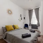 Stylish Flat In With Private Garden 에든버러
