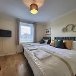 4 Bedrooms By Sensational Short Lets & Serviced *