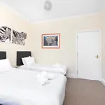Joivy Modern Flat On Rose Street Edinburgh