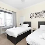 Joivy Modern Flat On Rose Street * Edinburgh