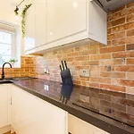 Central, Bright 2 Bed Flat - Pool & Sauna Lägenhet *