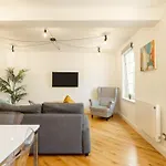 Central, Bright 2 Bed Flat - Pool & Sauna *