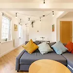 Central, Bright 2 Bed Flat - Pool & Sauna Lägenhet