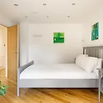 Central, Bright 2 Bed Flat - Pool & Sauna Lägenhet *