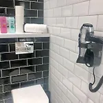 Central, Bright 2 Bed Flat - Pool & Sauna
