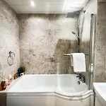 Spacious Flat Sleeps 8 Near Princes Street