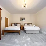 Spacious Flat Sleeps 8 Near Princes Street Διαμέρισμα Εδιμβούργο