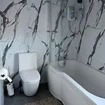 度假居 4 Bed Near Airport