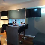Lovely 2 Bedroom B-listed Converted Whisky Bond Lejlighed *