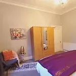 Lovely 4 Bedroom With 7 Beds And Free Parking