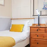 Dom wakacyjny Beautiful 4 Bedroom - Free Parking