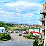 Elegant 2 Bedroom Centre - Free Parking - Private Balcony Apartment