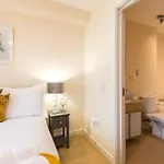 Elegant 2 Bedroom Centre - Free Parking - Private Balcony Apartment *
