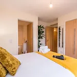 Elegant 2 Bedroom Centre - Free Parking - Private Balcony Apartment Edinburgh