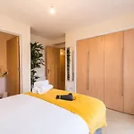 Elegant 2 Bedroom Centre - Free Parking - Private Balcony *